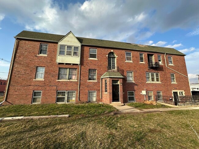 Building Photo - 210-202 Walnut-