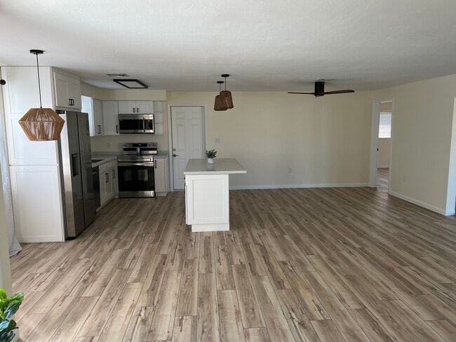 Open and airy floorplan - 5255 Tower Dr