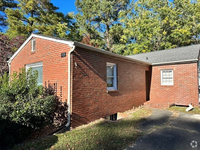 Building Photo - Studio available in the City of Williamsbu... Rental