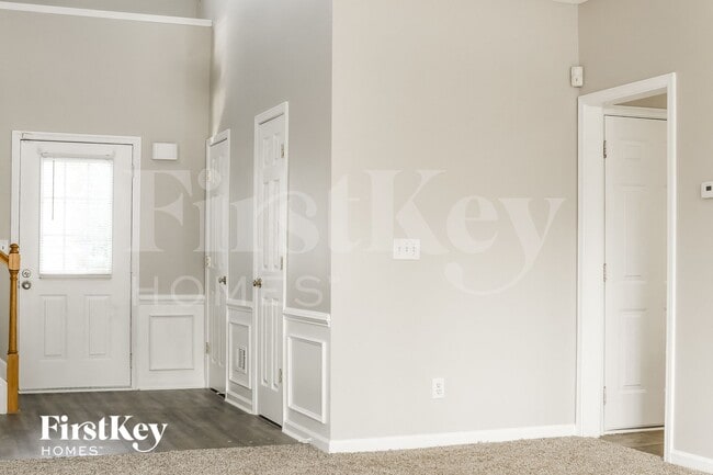 Photo - 786 Weybourne Ct NE