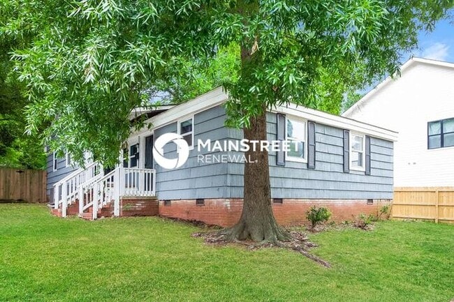 Building Photo - 4 Bedroom Pet-Friendly Home in Charlotte, NC with Main Street Renewal