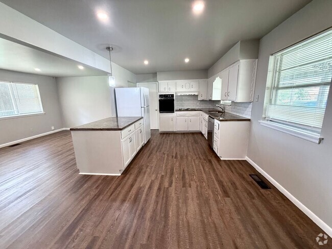 Building Photo - Beautiful 3BD 1.5BA Home W/  Bonus Room in...