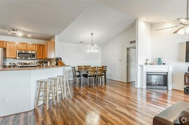 Building Photo - GORGEOUS COMMERCE TOWNSHIP 2 BED/2 BATH MO... Rental