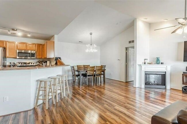 Building Photo - GORGEOUS COMMERCE TOWNSHIP 2 BED/2 BATH MO... Rental