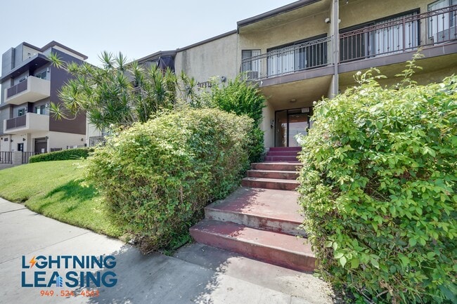 Building Photo - 6827 Whitsett Ave Unit 111D Rental