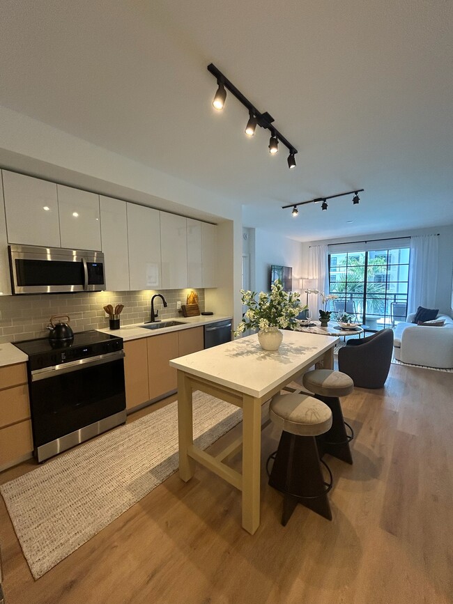 Building Photo - 1625 NE 124th St