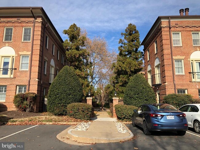 Building Photo - 1111 N Pitt St Unit 3A