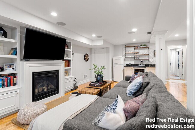 Building Photo - 687 E 6th St Rental