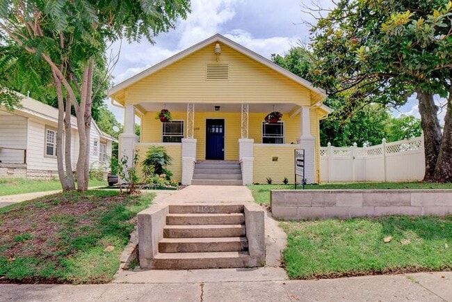 2/1 Bright and Cheery Home Right Off Downtown!