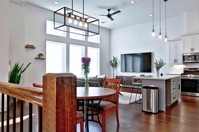 Building Photo - 107 W Whitney St