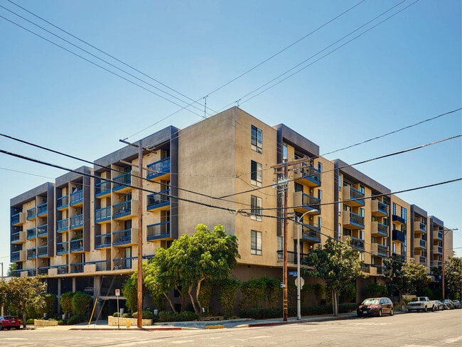 Building Photo - 7320 Hawthorn Ave Unit 7320HawthornAve#222