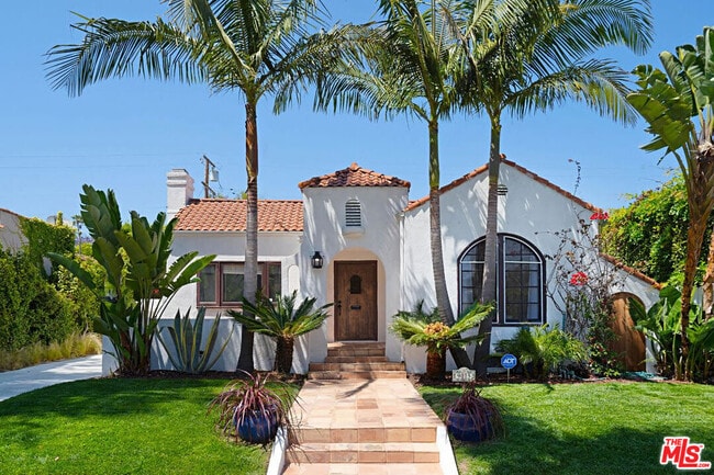 Building Photo - 9015 Rosewood Ave