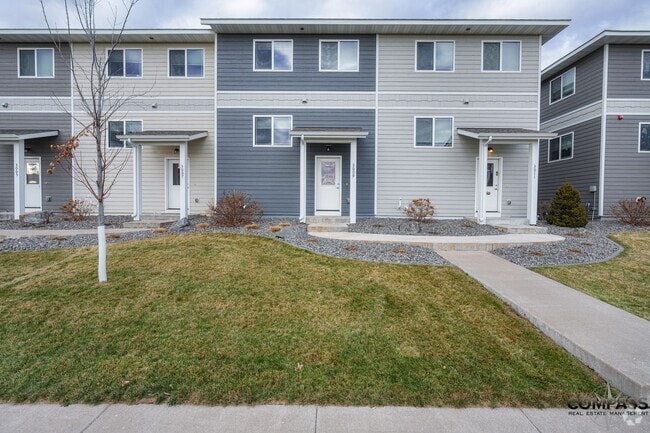Building Photo - SPACIOUS AND MODERN TOWNHOME