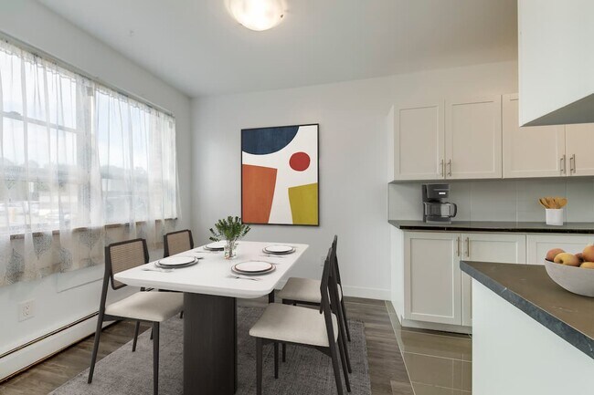 Photo - Edinburgh Manor Apartments