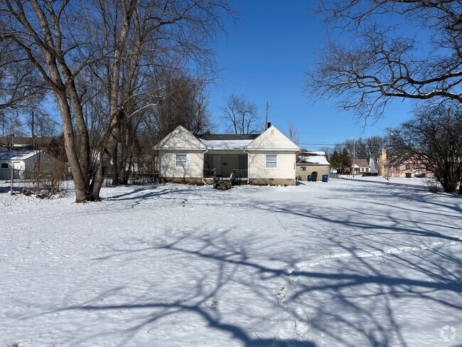 Building Photo - 4 bedroom 1 bathroom single family home wi...