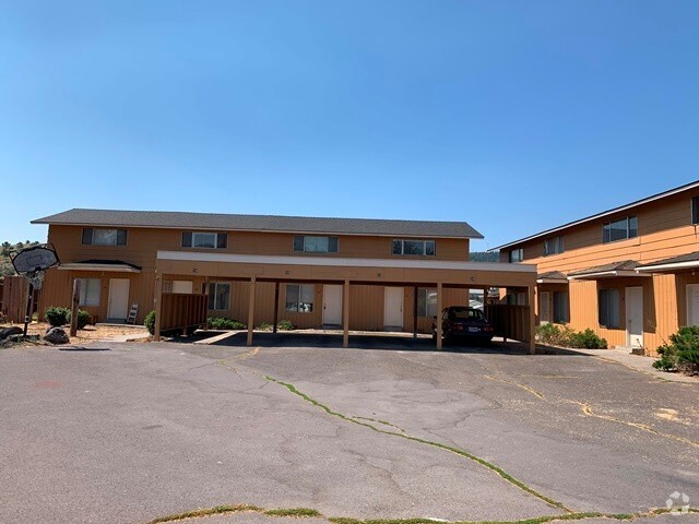Building Photo - End unit in 8-plex complex Rental