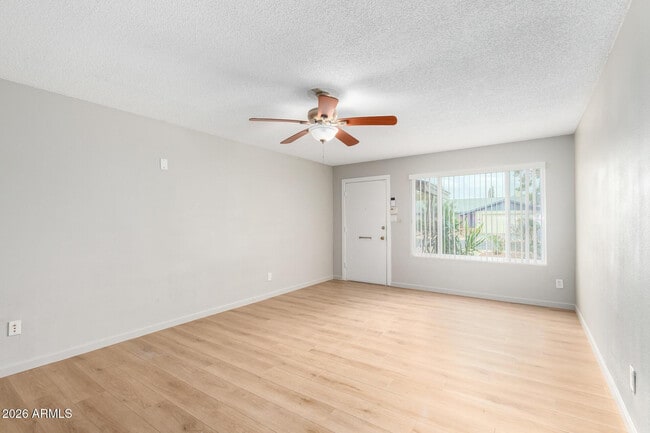 Photo - 103 E Del Rio Dr