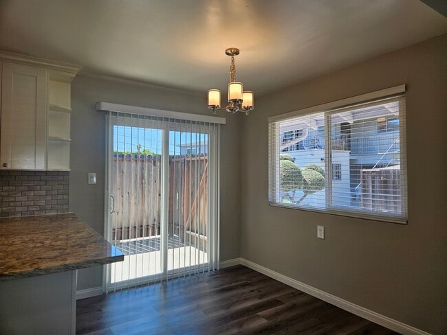 Dining, breakfast bar, patio - 874 Castlewood Dr Unit #1