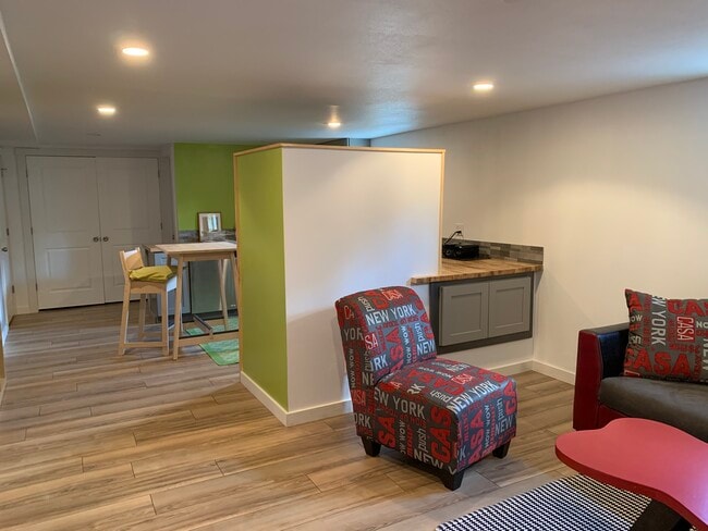 Building Photo - 6915 Yates St Unit Mother in law apt.