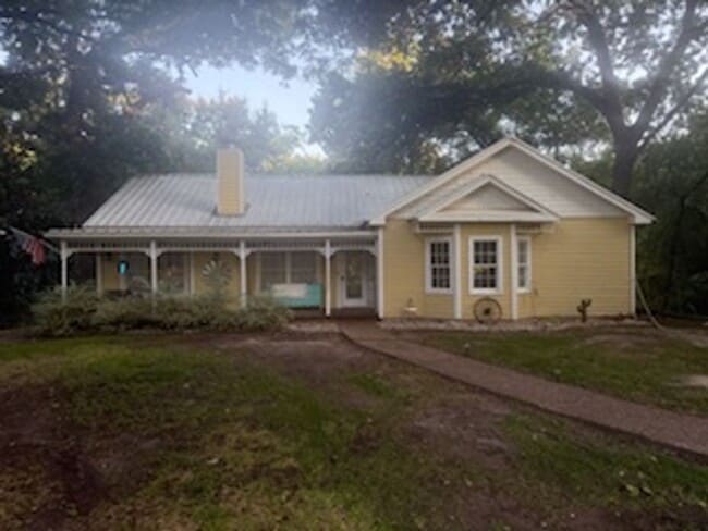 Building Photo - Country charm in this 3/2 in downtown Seld... Rental