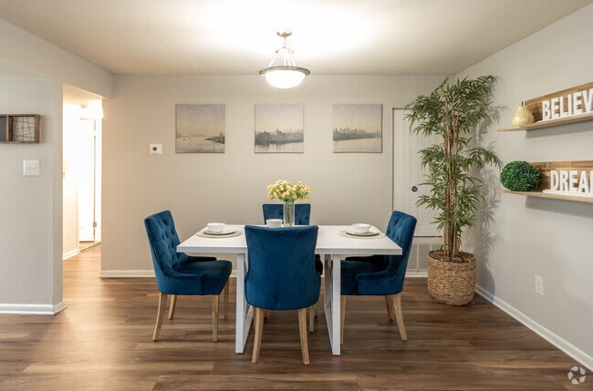 2BR, 1.5BA 1050 SF