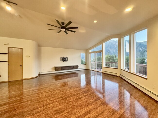 Photo - 2631 John St