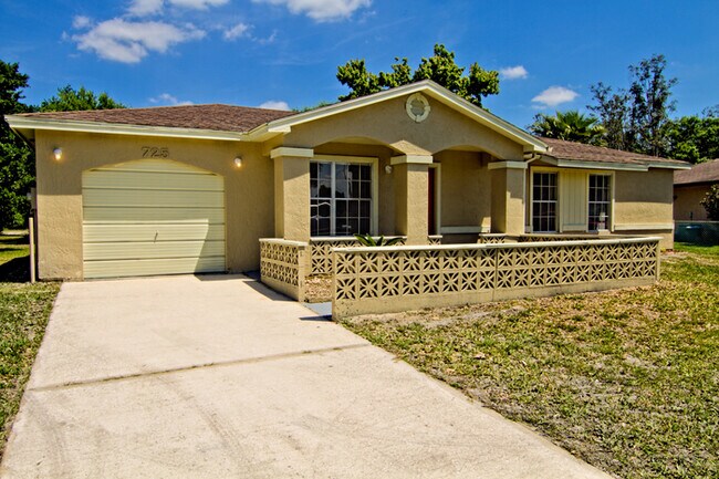 Photo - 725 Caribou Dr