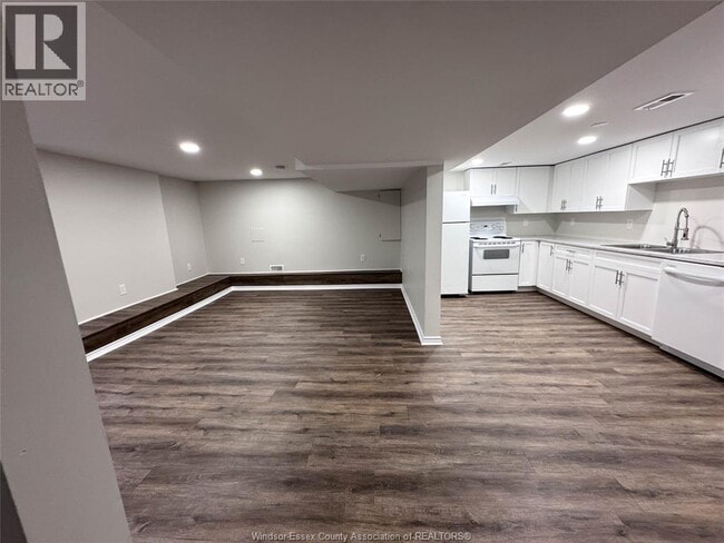 Photo - 1605 Dougall Ave