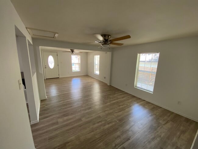 Photo - 2511 E 9th St