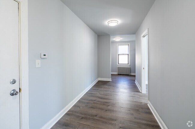 2BR, 1BA - 670SF - Living Room