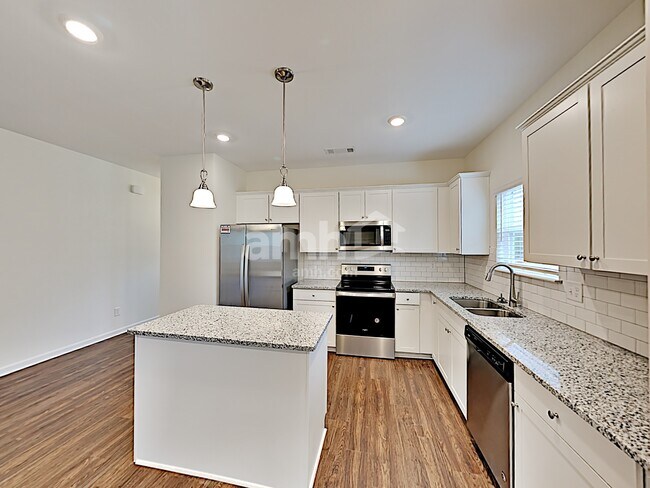 Photo - 148 Landsdown Xing