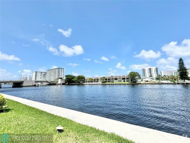 Building Photo - 2900 NE 14th Street Causeway Unit 701 Rental