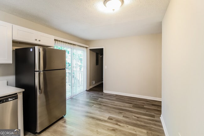 Photo - 635 Lakeridge Cir SE