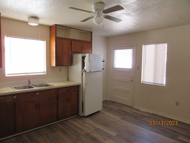 921 S Platinum Ave