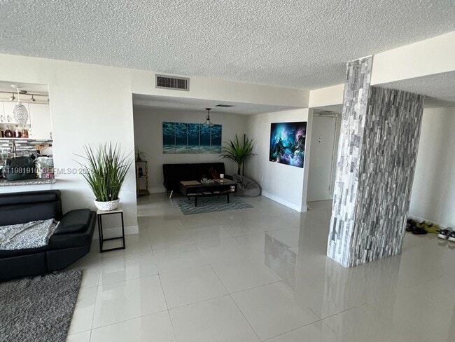Photo - 18061 Biscayne Blvd