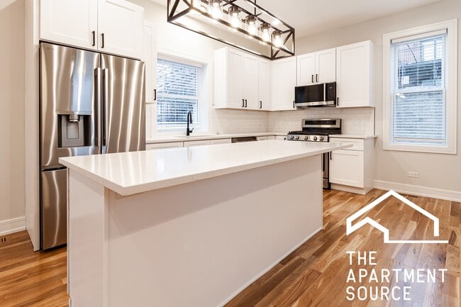 Building Photo - 858 N Paulina St