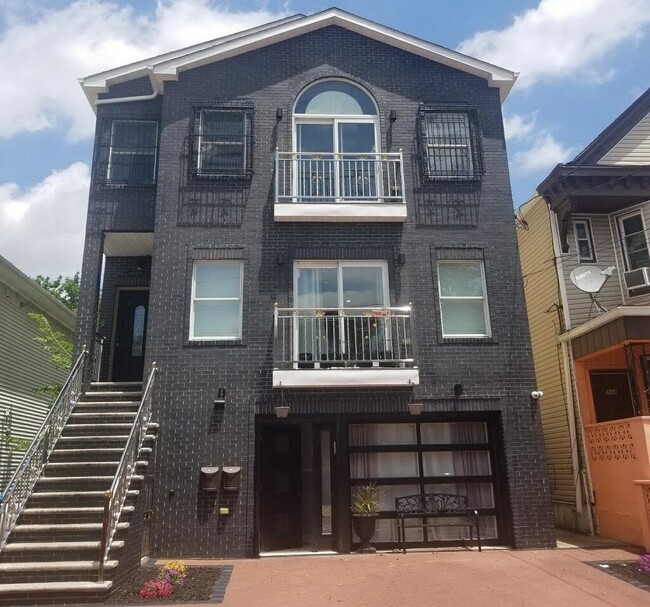 Building Photo - 134 Bostwick Ave Unit 2