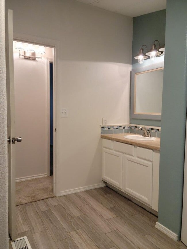 Photo - 930 NW Donahoo St