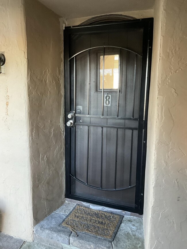 Building Photo - 618 W 7th St Unit 8