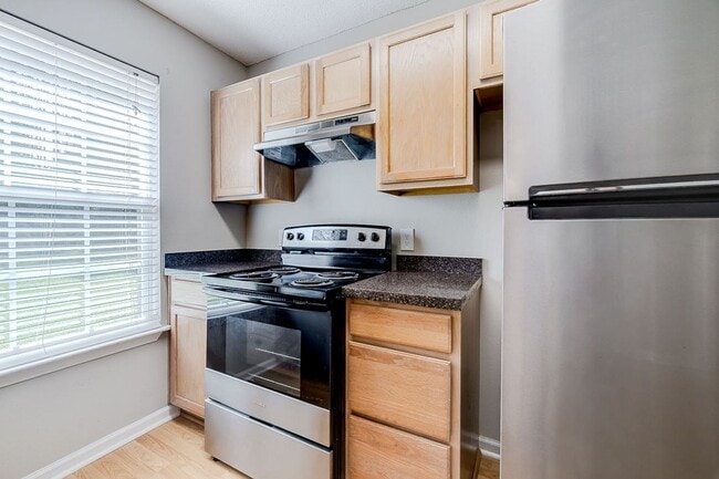 Photo - 3 Bedroom Springfield Home with Garage and Large Backyard