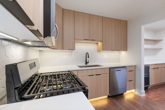 Photo - Renovated 3 bedroom in the heart of Logan Square - May 1st Unidad 1