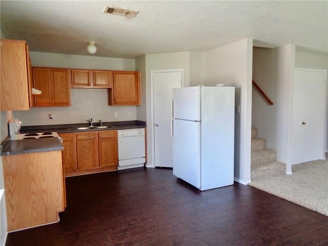 Kitchen - 404 Kings Way Dr