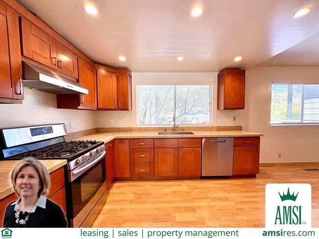 Building Photo - 1732 Las Gallinas Ave