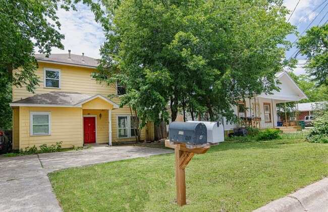 Building Photo - 1702 Singleton Ave Unit A