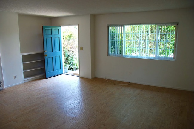 Unidad A - Sala de estar - 6624 Pasado Rd