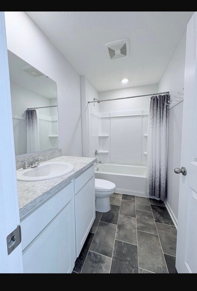 Photo - 382 Trinity Wy E