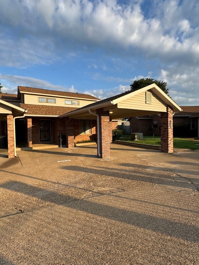 Building Photo - 2 Bed / 2 Bath Condo in Greenbriar Availab...