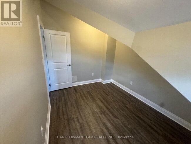 Photo - 460 Park Rd S