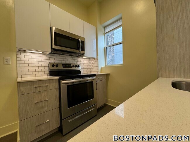 Building Photo - 120 Peterborough St Rental