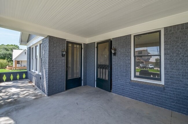 Photo - 404 W Main St